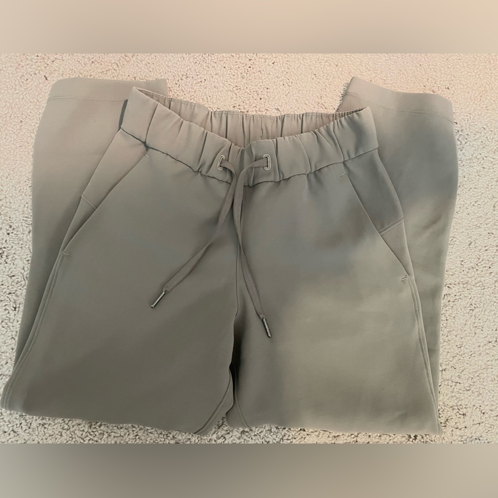 Lululemon crop on the fly plants. Woven. Size 2